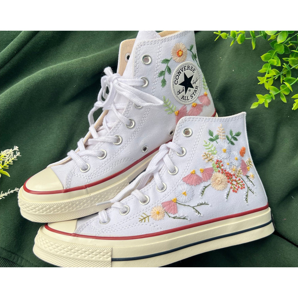 Custom Floral Embroidered Shoes, Handmade Embroidered Converse, Converse Custom, Converse Wreath Flower, Custom Flower Chuck Taylor 1970s - 2.jpg