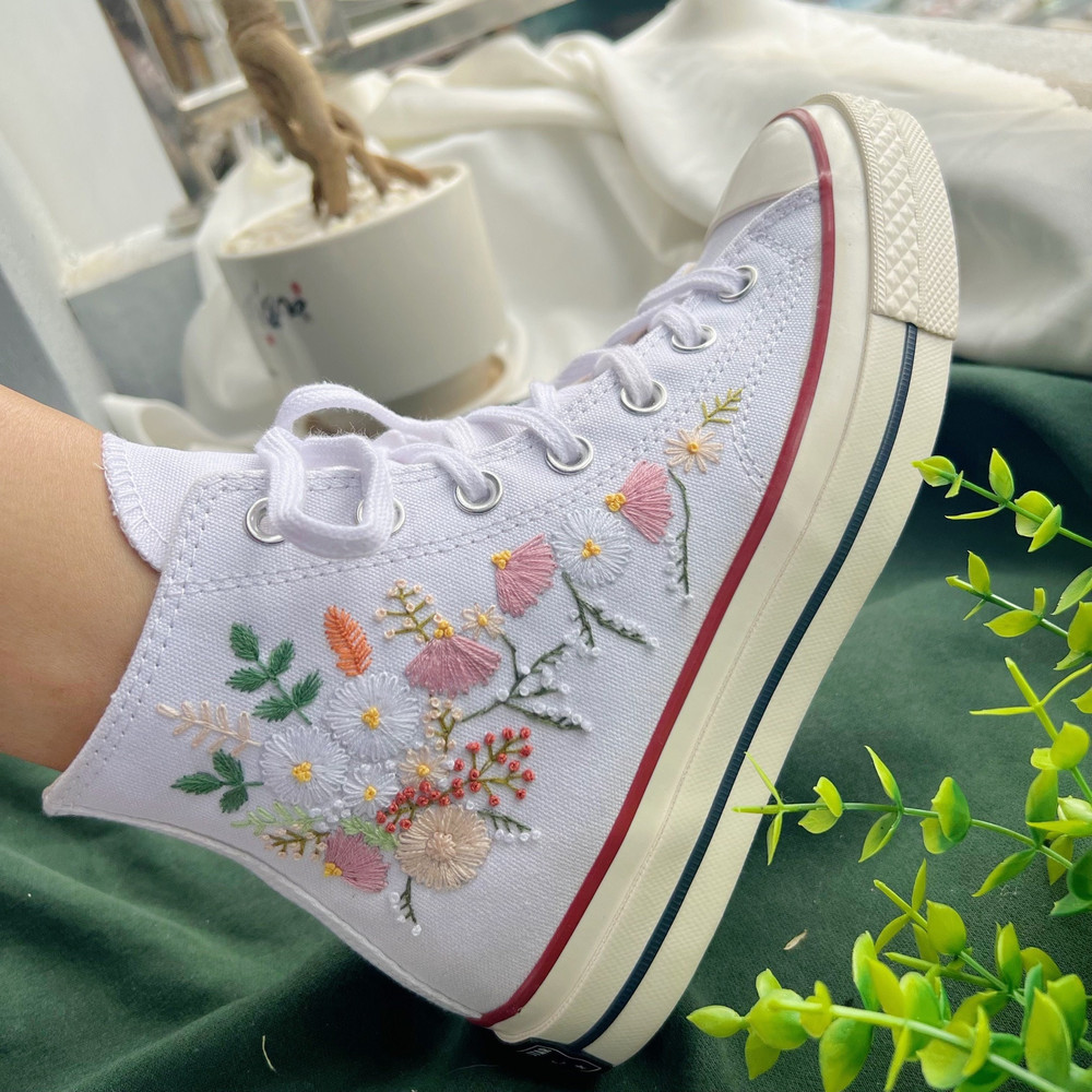 Custom Floral Embroidered Shoes, Handmade Embroidered Converse, Converse Custom, Converse Wreath Flower, Custom Flower Chuck Taylor 1970s - 4.jpg