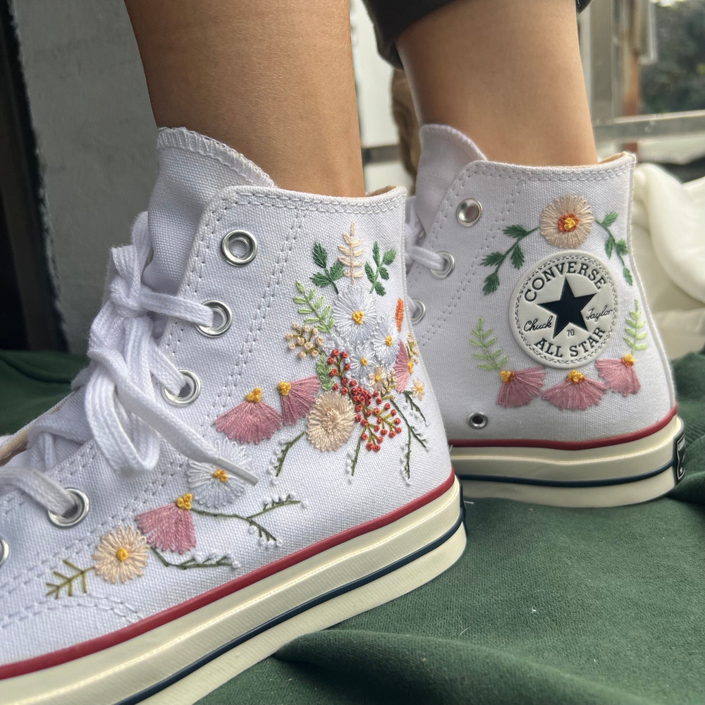 Custom Floral Embroidered Shoes, Handmade Embroidered Converse, Converse Custom, Converse Wreath Flower, Custom Flower Chuck Taylor 1970s - 6.jpg