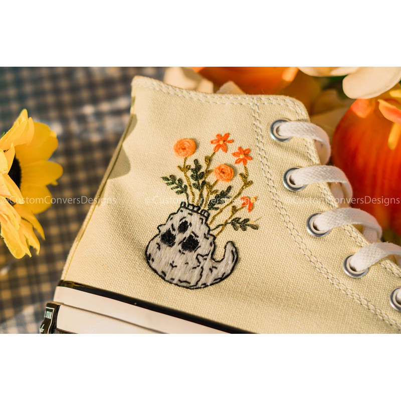 Custom Floral Embroidered Shoes, Handmade Embroidered Converse, Converse Custom, Converse Wreath Flower, Custom Flower Chuck Taylor 1970s - 5.jpg