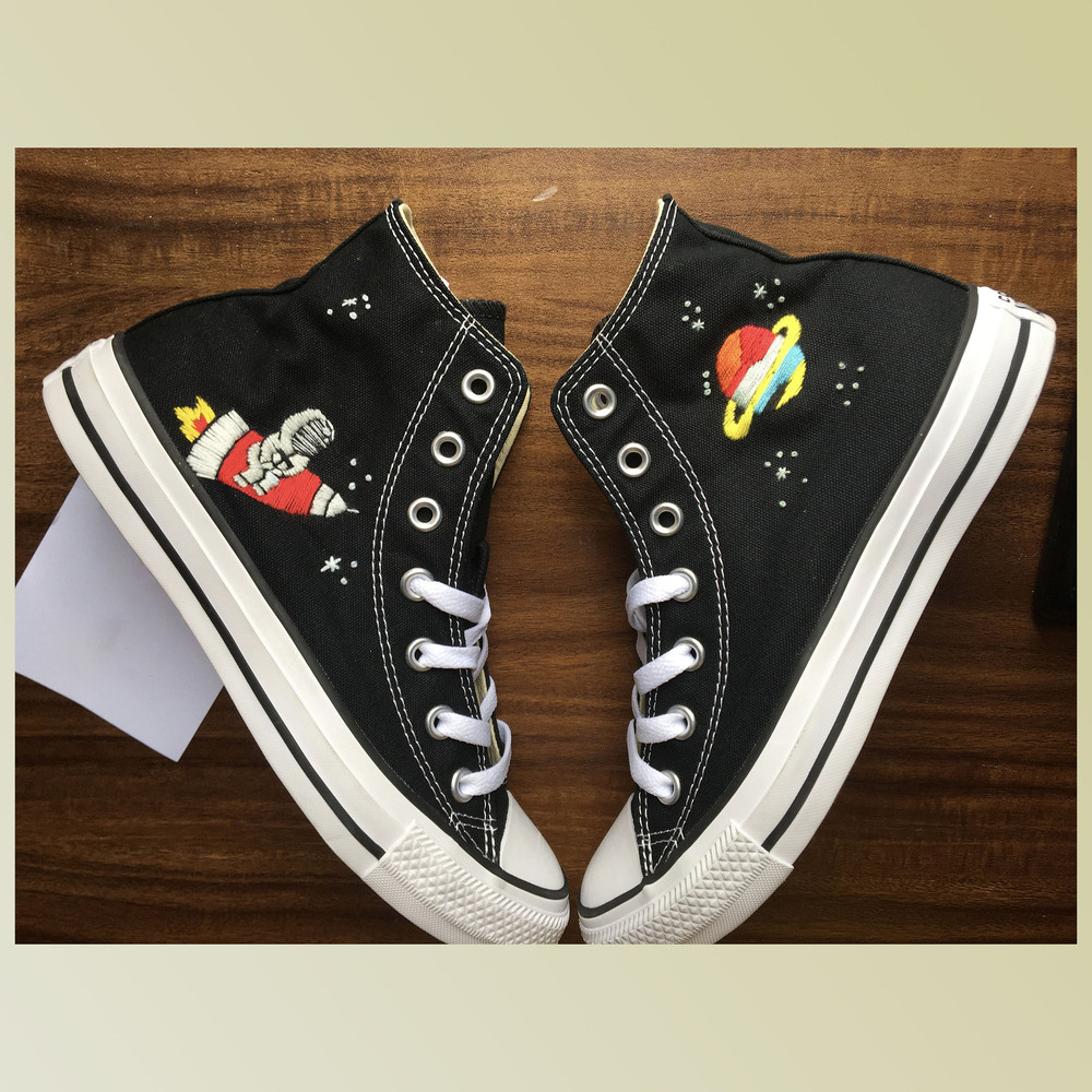 Custom Floral Embroidered Shoes, Handmade Embroidered Converse, Converse Custom, Converse Wreath Flower, Custom Flower Chuck Taylor 1970s - 1.jpg