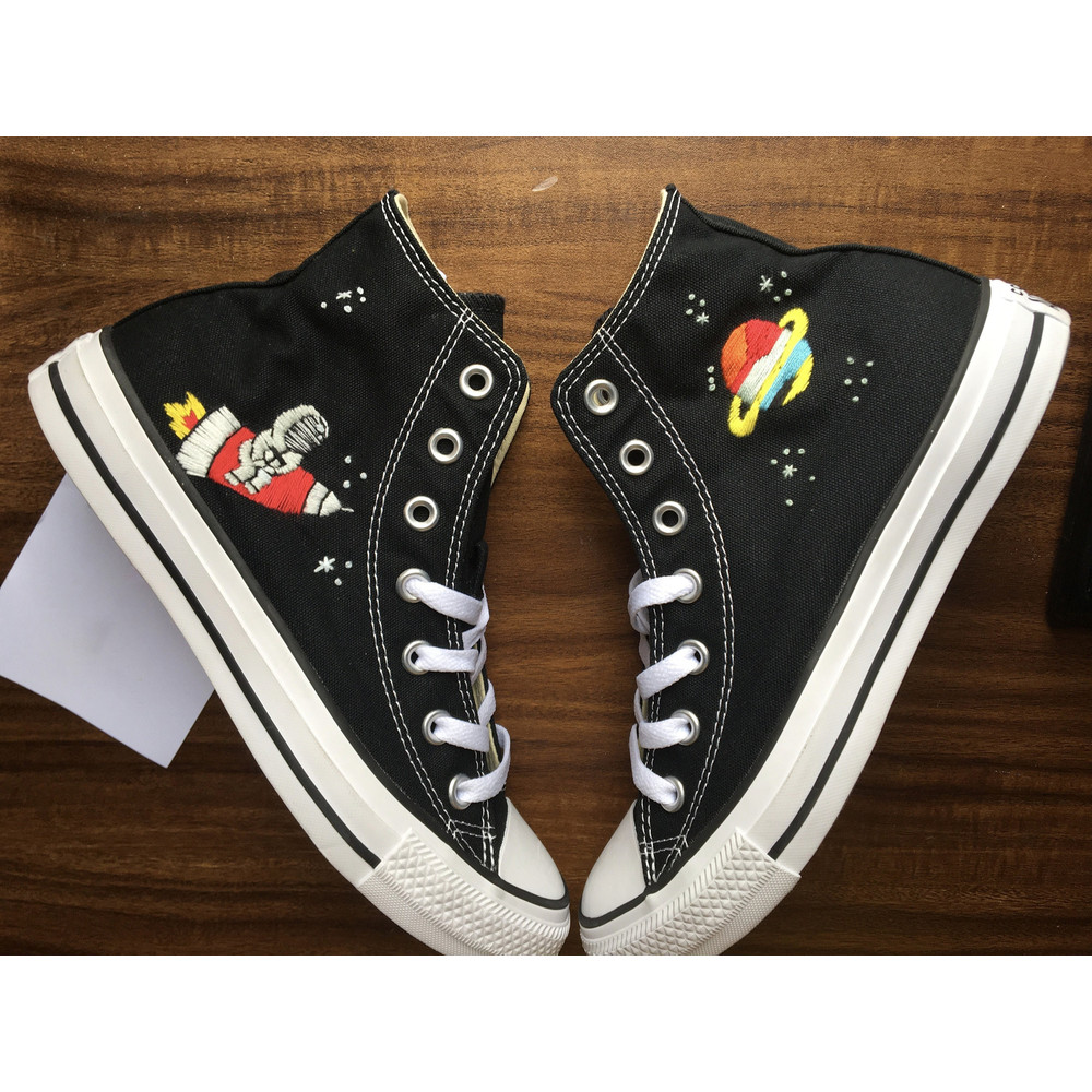 Custom Floral Embroidered Shoes, Handmade Embroidered Converse, Converse Custom, Converse Wreath Flower, Custom Flower Chuck Taylor 1970s - 2.jpg