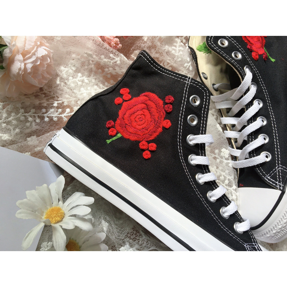 Custom Floral Embroidered Shoes, Handmade Embroidered Converse, Converse Custom, Converse Wreath Flower, Custom Flower Chuck Taylor 1970s - 4.jpg