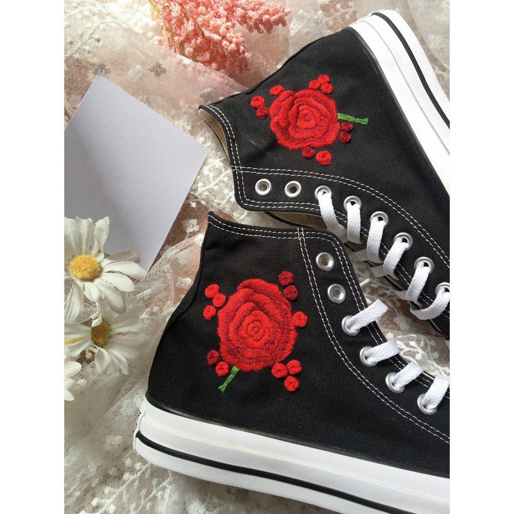 Custom Floral Embroidered Shoes, Handmade Embroidered Converse, Converse Custom, Converse Wreath Flower, Custom Flower Chuck Taylor 1970s - 5.jpg
