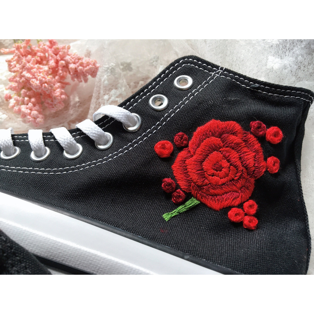 Custom Floral Embroidered Shoes, Handmade Embroidered Converse, Converse Custom, Converse Wreath Flower, Custom Flower Chuck Taylor 1970s - 7.jpg