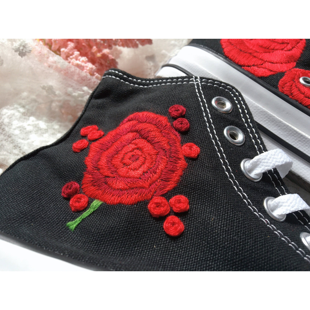 Custom Floral Embroidered Shoes, Handmade Embroidered Converse, Converse Custom, Converse Wreath Flower, Custom Flower Chuck Taylor 1970s - 9.jpg