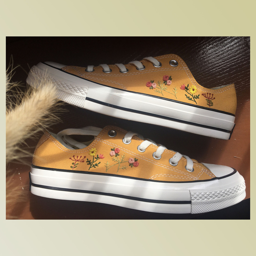 Custom Floral Embroidered Shoes, Handmade Embroidered Converse, Converse Custom, Converse Wreath Flower, Custom Flower Chuck Taylor 1970s - 1.jpg