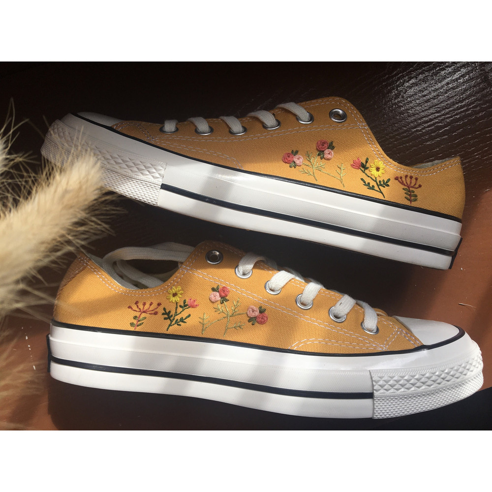 Custom Floral Embroidered Shoes, Handmade Embroidered Converse, Converse Custom, Converse Wreath Flower, Custom Flower Chuck Taylor 1970s - 2.jpg