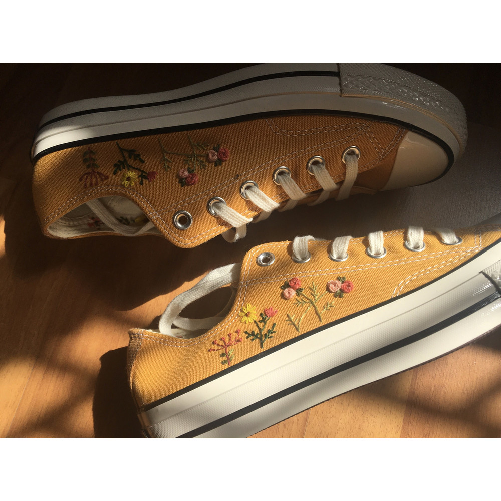 Custom Floral Embroidered Shoes, Handmade Embroidered Converse, Converse Custom, Converse Wreath Flower, Custom Flower Chuck Taylor 1970s - 4.jpg