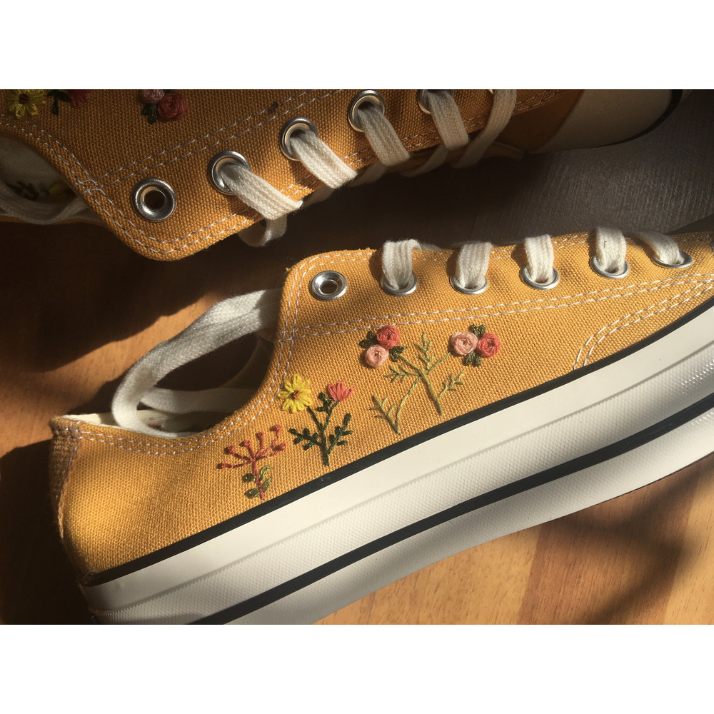 Custom Floral Embroidered Shoes, Handmade Embroidered Converse, Converse Custom, Converse Wreath Flower, Custom Flower Chuck Taylor 1970s - 5.jpg