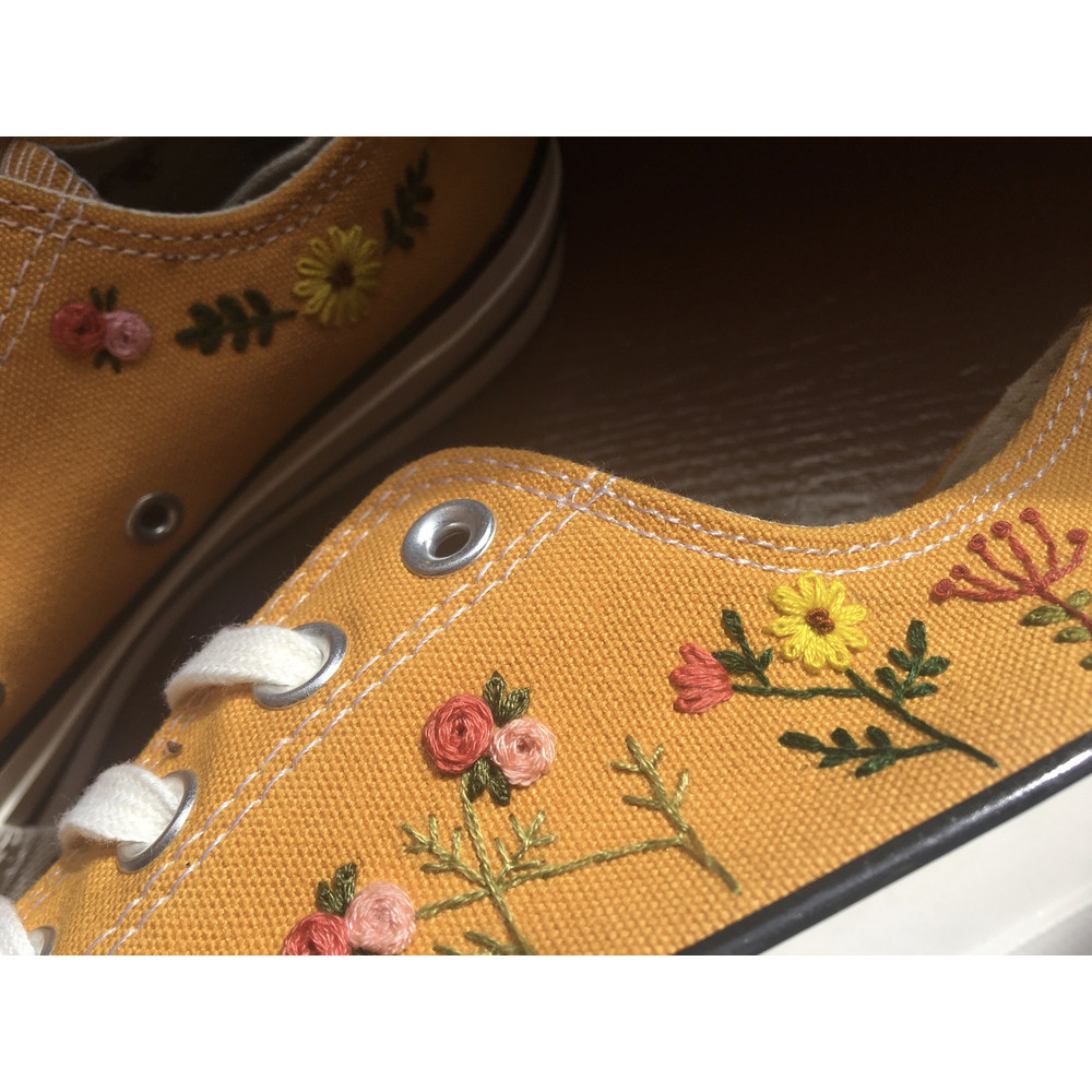 Custom Floral Embroidered Shoes, Handmade Embroidered Converse, Converse Custom, Converse Wreath Flower, Custom Flower Chuck Taylor 1970s - 6.jpg