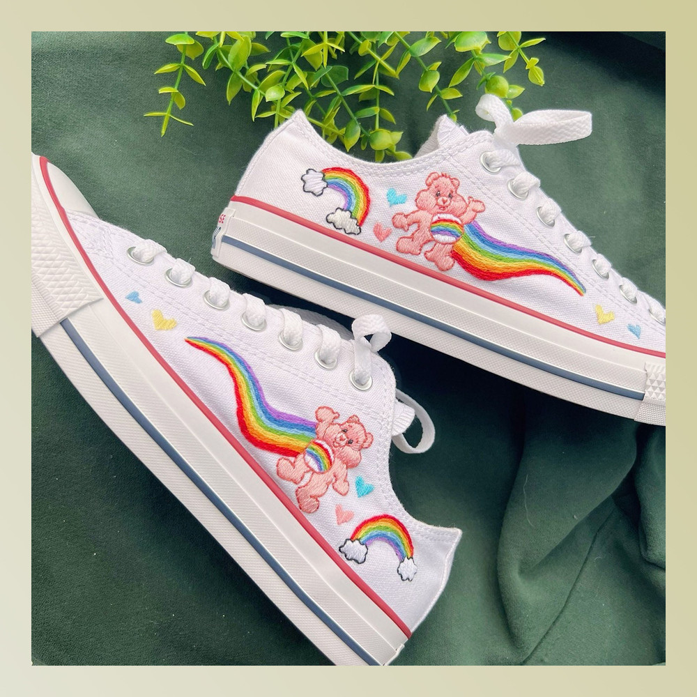 Custom Floral Embroidered Shoes, Handmade Embroidered Converse, Converse Custom, Converse Wreath Flower, Custom Flower Chuck Taylor 1970s - 1.jpg