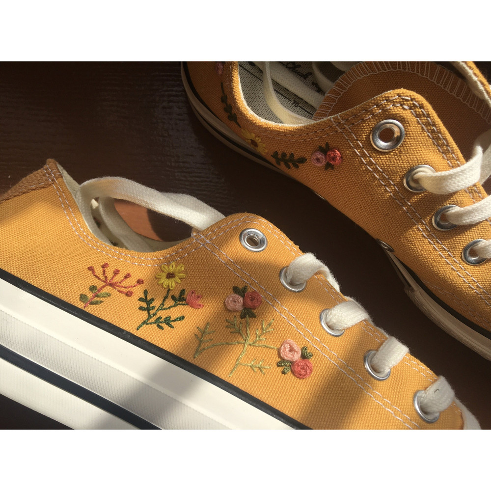 Custom Floral Embroidered Shoes, Handmade Embroidered Converse, Converse Custom, Converse Wreath Flower, Custom Flower Chuck Taylor 1970s - 7.jpg