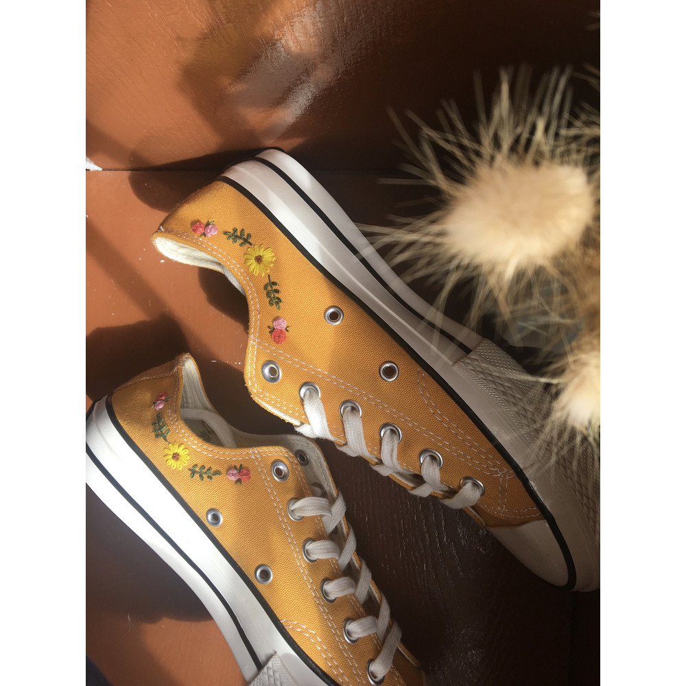 Custom Floral Embroidered Shoes, Handmade Embroidered Converse, Converse Custom, Converse Wreath Flower, Custom Flower Chuck Taylor 1970s - 8.jpg