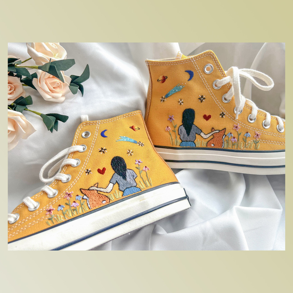Custom Floral Embroidered Shoes, Handmade Embroidered Converse, Converse Custom, Converse Wreath Flower, Custom Flower Chuck Taylor 1970s - 1.jpg