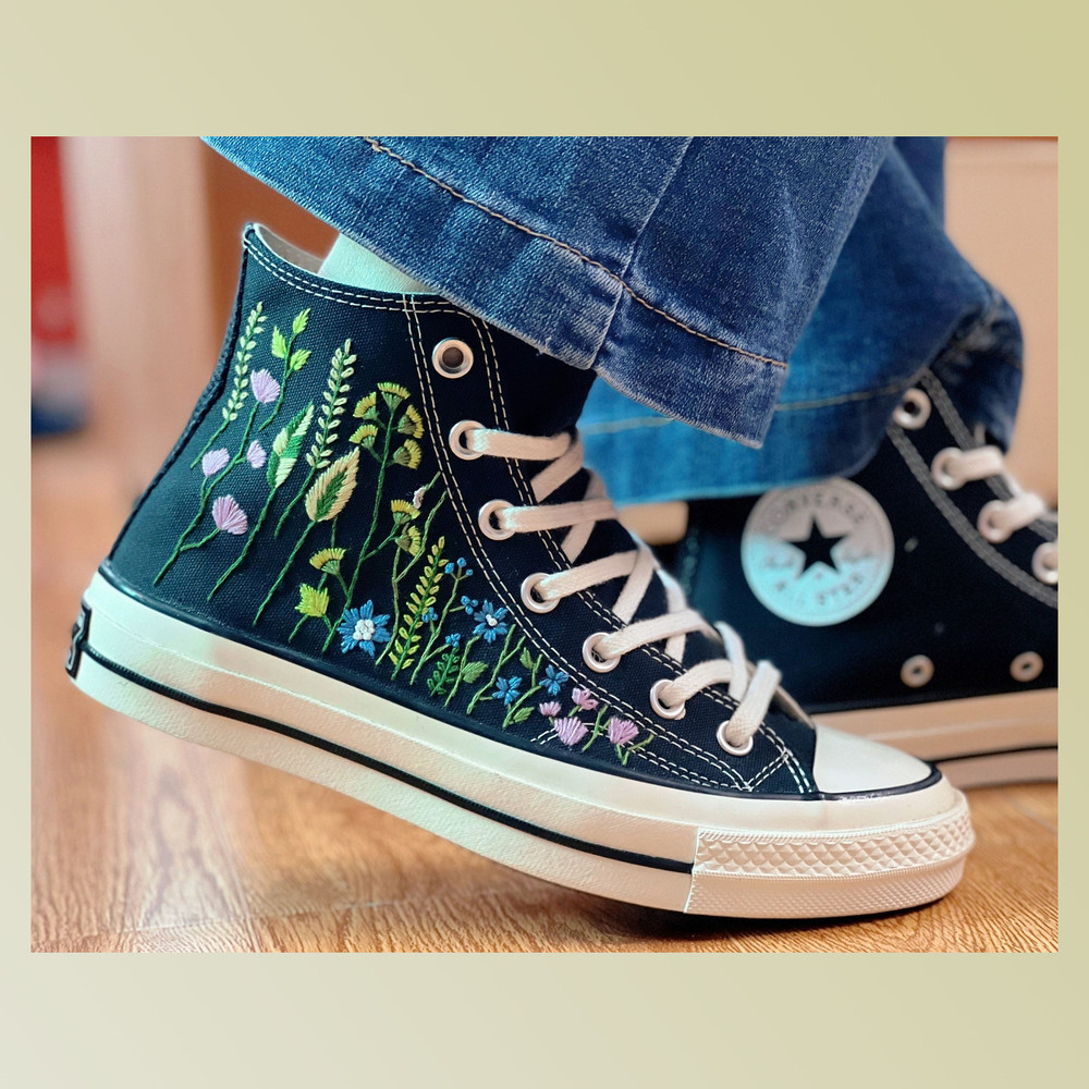 Custom Floral Embroidered Shoes, Handmade Embroidered Converse, Converse Custom, Converse Wreath Flower, Custom Flower Chuck Taylor 1970s - 1.jpg