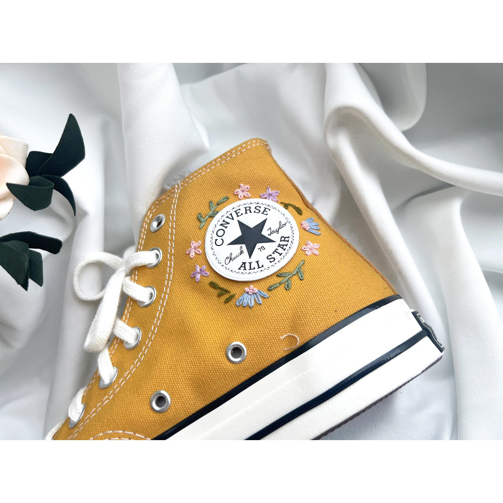Custom Floral Embroidered Shoes, Handmade Embroidered Converse, Converse Custom, Converse Wreath Flower, Custom Flower Chuck Taylor 1970s - 10.jpg