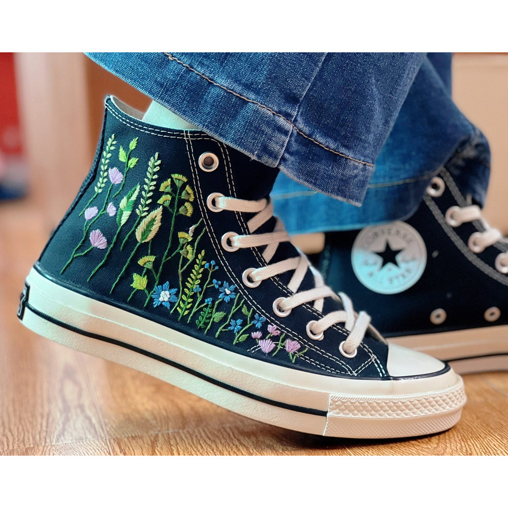 Custom Floral Embroidered Shoes, Handmade Embroidered Converse, Converse Custom, Converse Wreath Flower, Custom Flower Chuck Taylor 1970s - 2.jpg