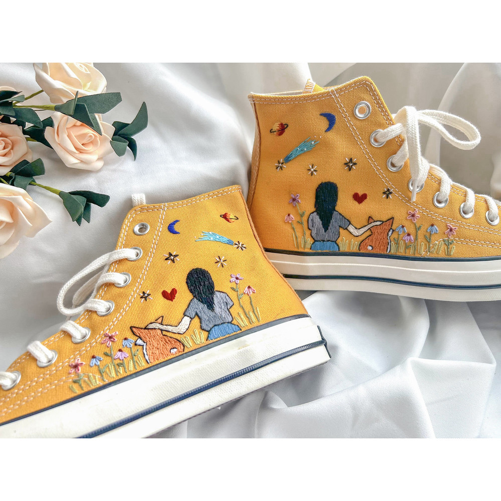 Custom Floral Embroidered Shoes, Handmade Embroidered Converse, Converse Custom, Converse Wreath Flower, Custom Flower Chuck Taylor 1970s - 2.jpg