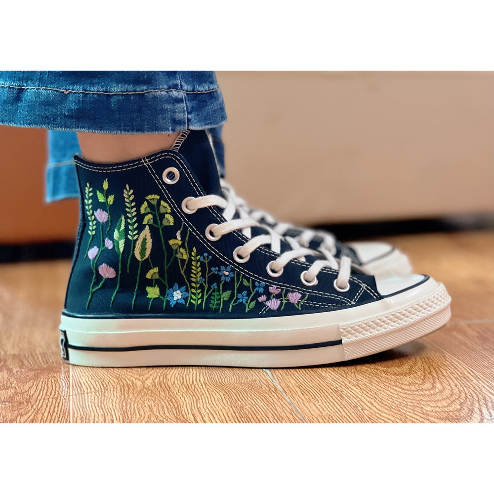 Custom Floral Embroidered Shoes, Handmade Embroidered Converse, Converse Custom, Converse Wreath Flower, Custom Flower Chuck Taylor 1970s - 5.jpg