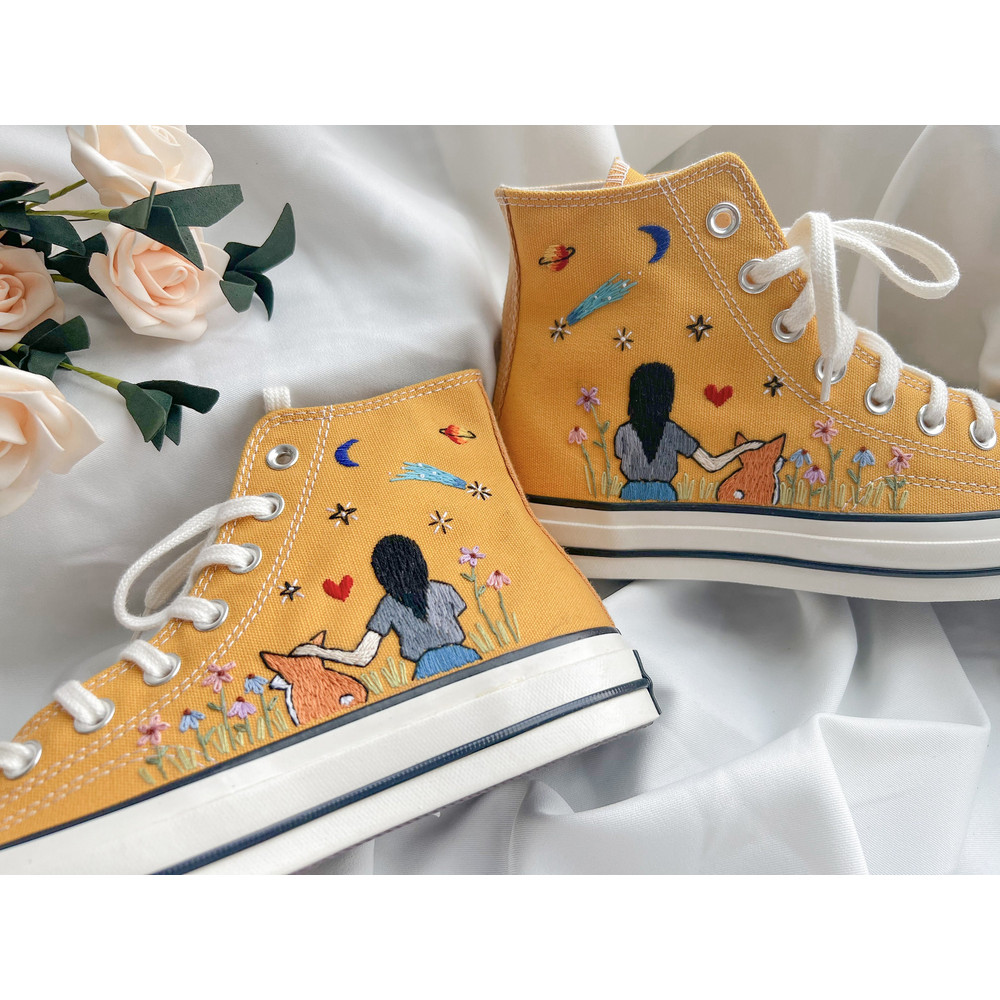 Custom Floral Embroidered Shoes, Handmade Embroidered Converse, Converse Custom, Converse Wreath Flower, Custom Flower Chuck Taylor 1970s - 5.jpg