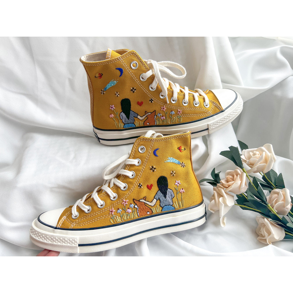 Custom Floral Embroidered Shoes, Handmade Embroidered Converse, Converse Custom, Converse Wreath Flower, Custom Flower Chuck Taylor 1970s - 6.jpg