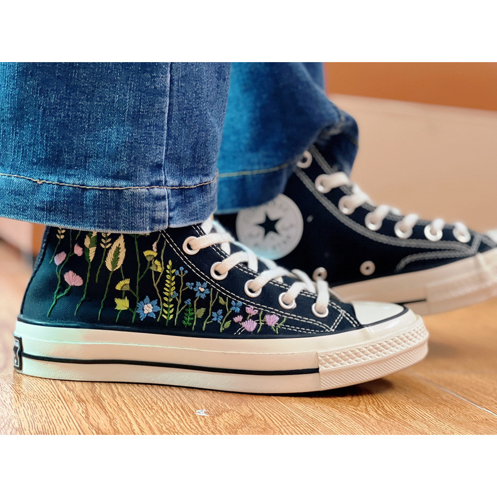 Custom Floral Embroidered Shoes, Handmade Embroidered Converse, Converse Custom, Converse Wreath Flower, Custom Flower Chuck Taylor 1970s - 7.jpg