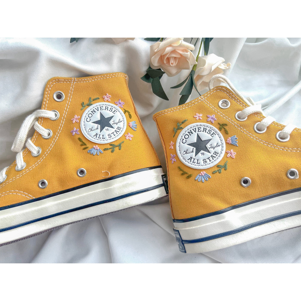 Custom Floral Embroidered Shoes, Handmade Embroidered Converse, Converse Custom, Converse Wreath Flower, Custom Flower Chuck Taylor 1970s - 7.jpg