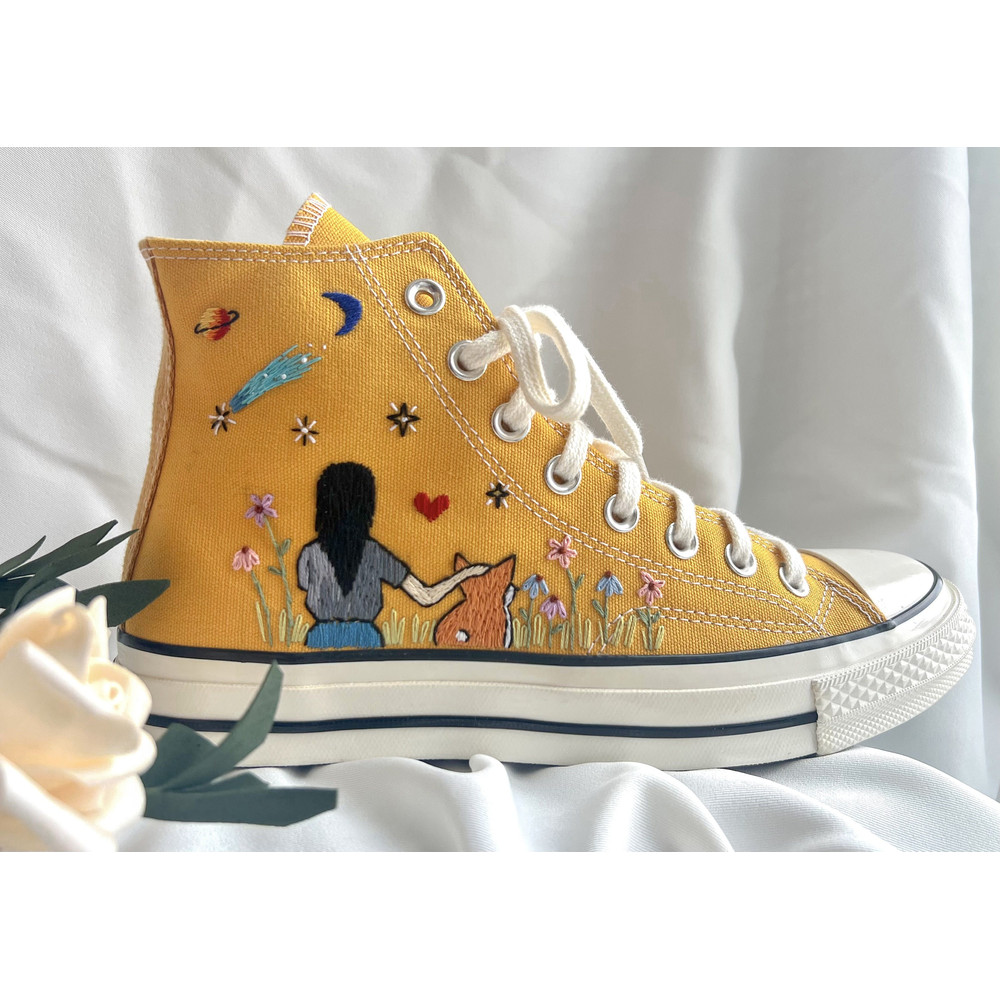 Custom Floral Embroidered Shoes, Handmade Embroidered Converse, Converse Custom, Converse Wreath Flower, Custom Flower Chuck Taylor 1970s - 8.jpg
