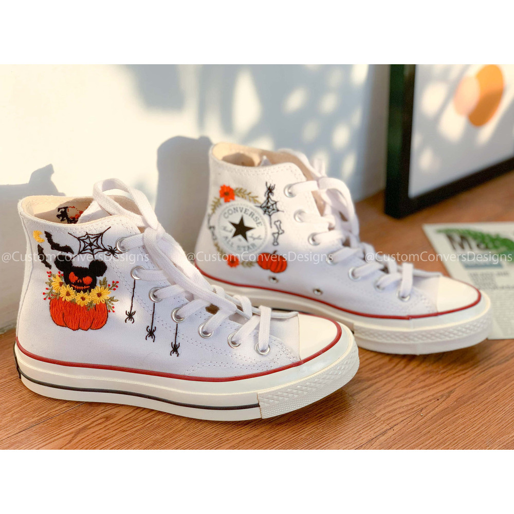 Custom Floral Embroidered Shoes, Handmade Embroidered Converse, Converse Custom, Converse Wreath Flower, Custom Flower Chuck Taylor 1970s - 4.jpg