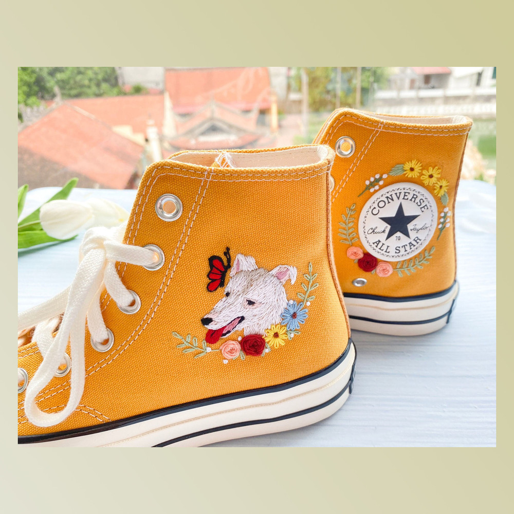 Custom Floral Embroidered Shoes, Handmade Embroidered Converse, Converse Custom, Converse Wreath Flower, Custom Flower Chuck Taylor 1970s - 1.jpg