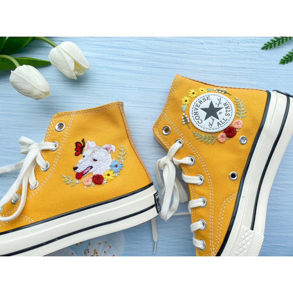 Custom Floral Embroidered Shoes, Handmade Embroidered Converse, Converse Custom, Converse Wreath Flower, Custom Flower Chuck Taylor 1970s - 10.jpg
