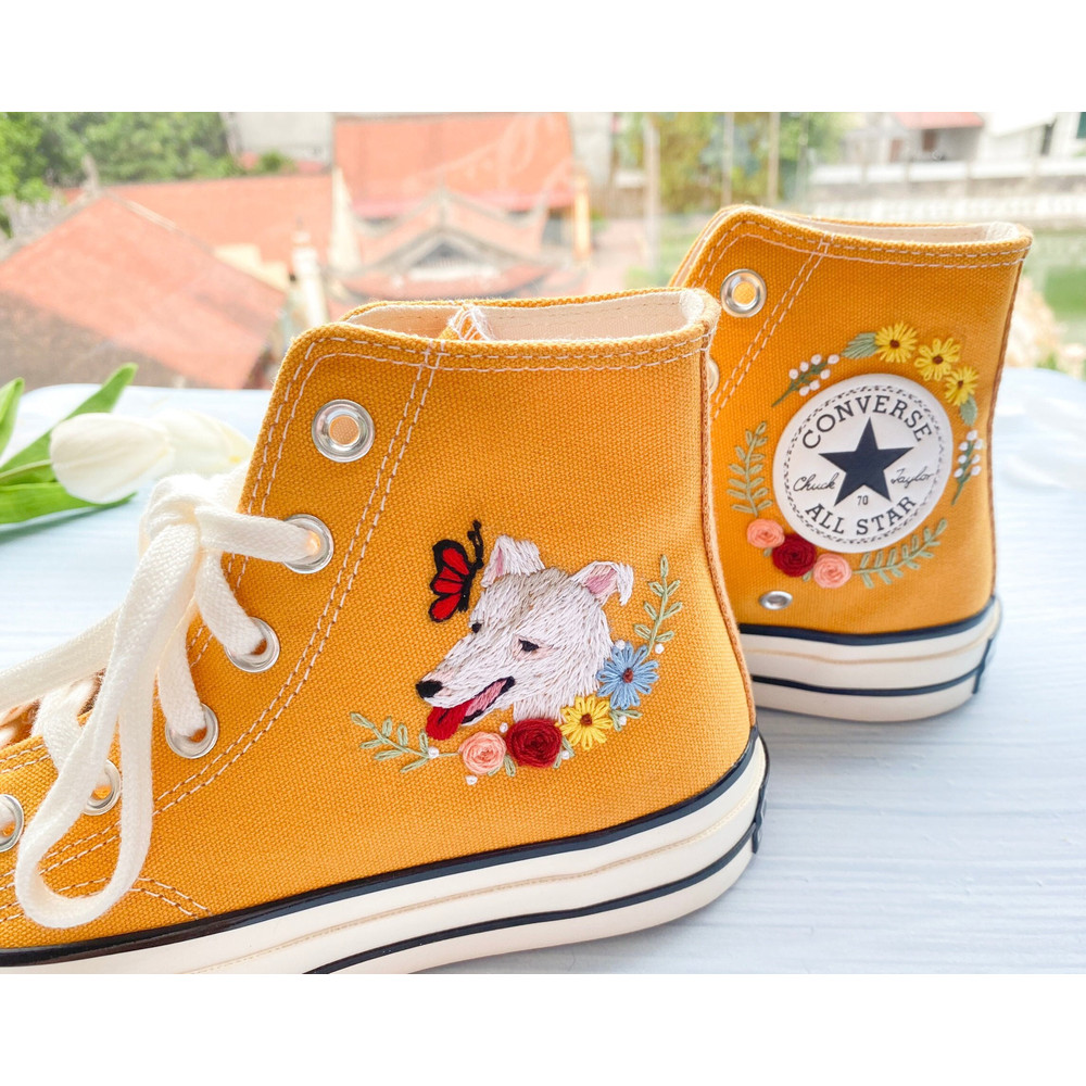 Custom Floral Embroidered Shoes, Handmade Embroidered Converse, Converse Custom, Converse Wreath Flower, Custom Flower Chuck Taylor 1970s - 2.jpg
