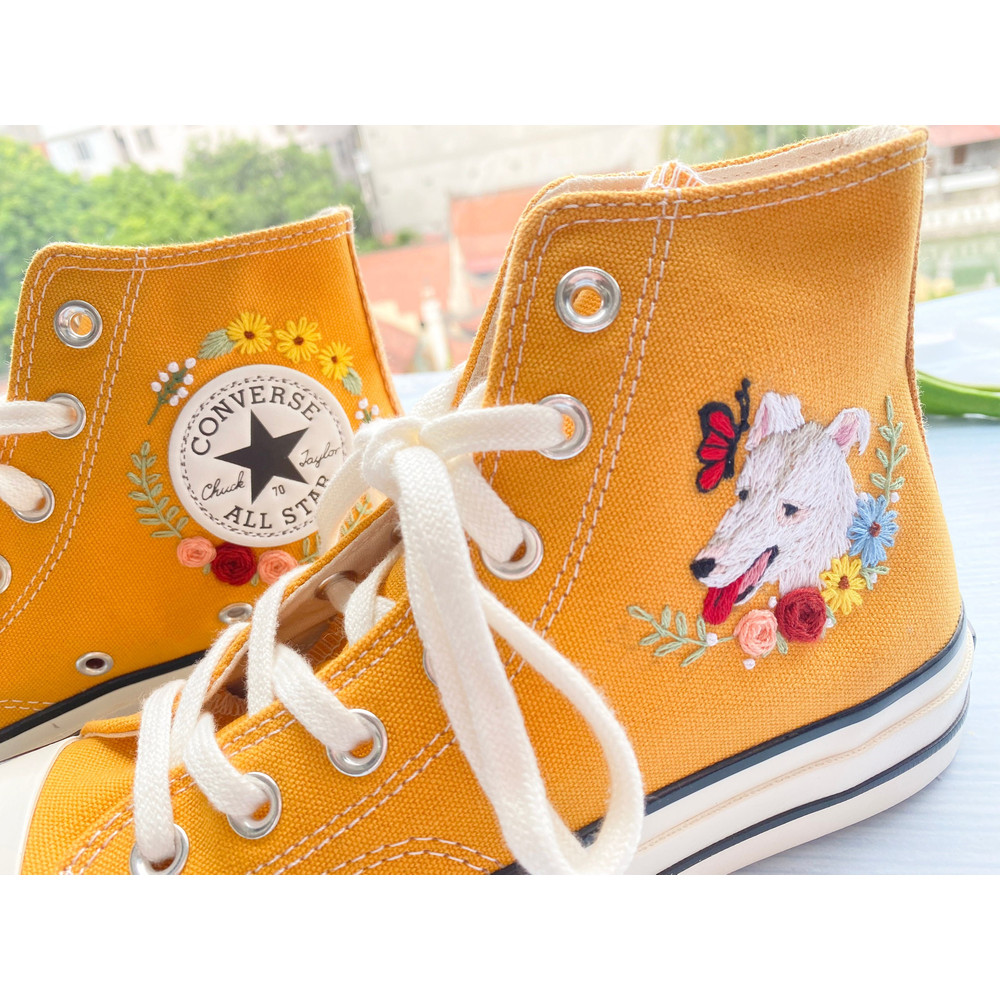 Custom Floral Embroidered Shoes, Handmade Embroidered Converse, Converse Custom, Converse Wreath Flower, Custom Flower Chuck Taylor 1970s - 4.jpg