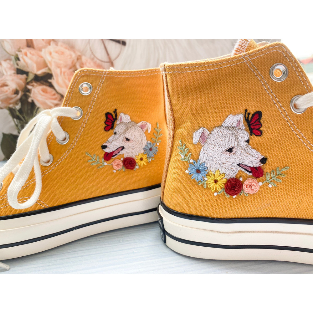 Custom Floral Embroidered Shoes, Handmade Embroidered Converse, Converse Custom, Converse Wreath Flower, Custom Flower Chuck Taylor 1970s - 5.jpg