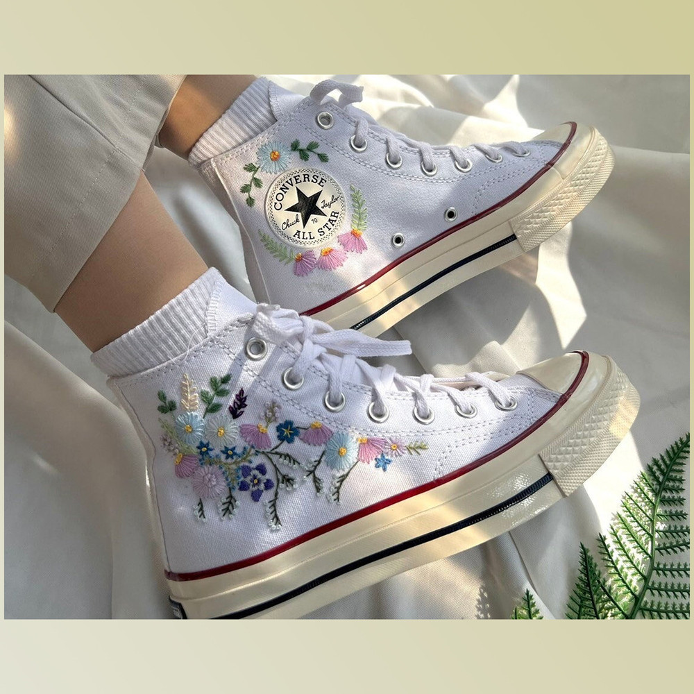 Custom Floral Embroidered Shoes, Handmade Embroidered Converse, Converse Custom, Converse Wreath Flower, Custom Flower Chuck Taylor 1970s - 1.jpg