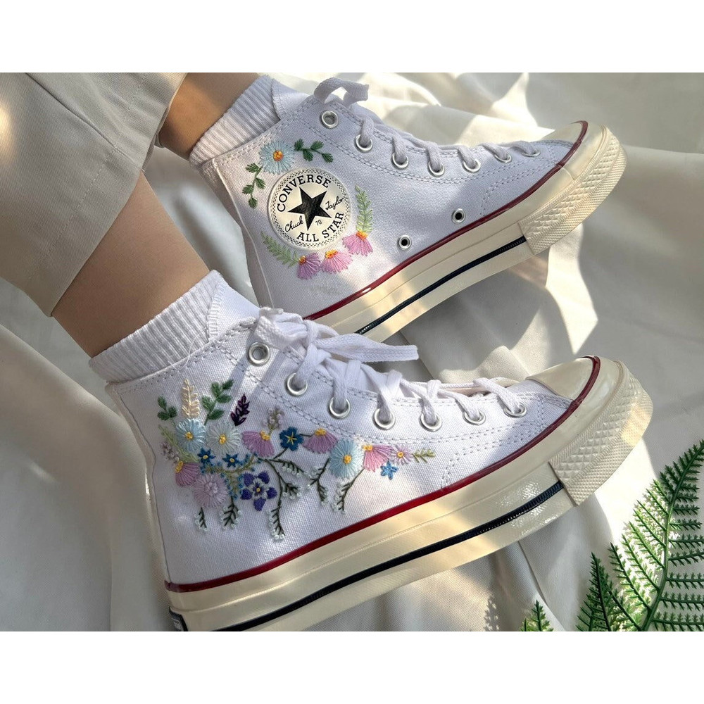 Custom Floral Embroidered Shoes, Handmade Embroidered Converse, Converse Custom, Converse Wreath Flower, Custom Flower Chuck Taylor 1970s - 2.jpg