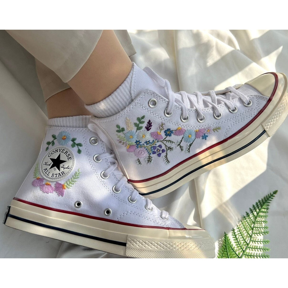 Custom Floral Embroidered Shoes, Handmade Embroidered Converse, Converse Custom, Converse Wreath Flower, Custom Flower Chuck Taylor 1970s - 6.jpg