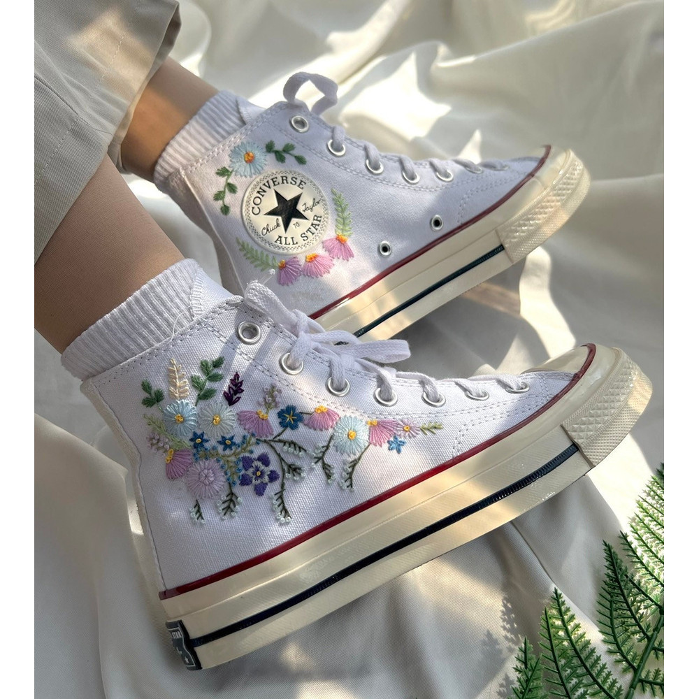 Custom Floral Embroidered Shoes, Handmade Embroidered Converse, Converse Custom, Converse Wreath Flower, Custom Flower Chuck Taylor 1970s - 7.jpg