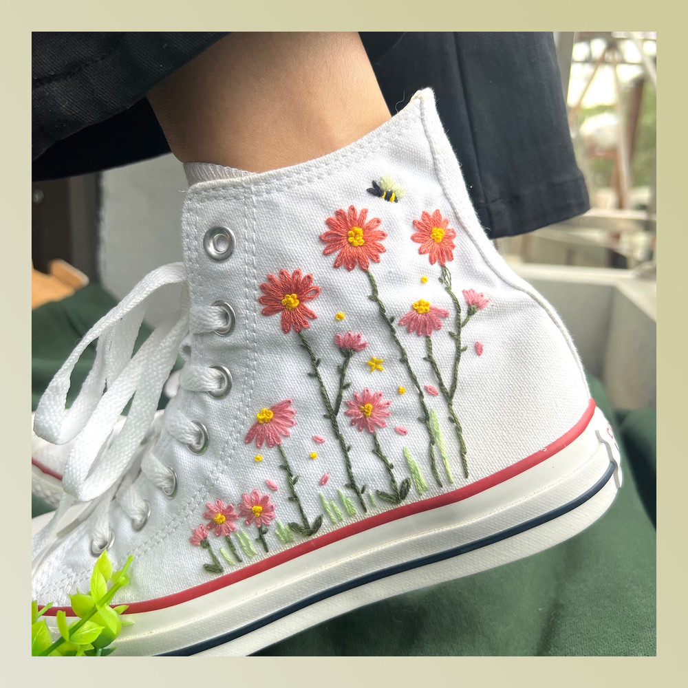Custom Floral Embroidered Shoes, Handmade Embroidered Converse, Converse Custom, Converse Wreath Flower, Custom Flower Chuck Taylor 1970s - 1.jpg