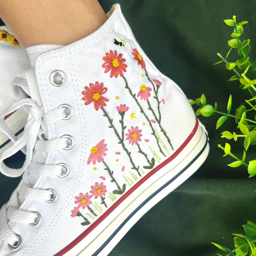 Custom Floral Embroidered Shoes, Handmade Embroidered Converse, Converse Custom, Converse Wreath Flower, Custom Flower Chuck Taylor 1970s - 5.jpg
