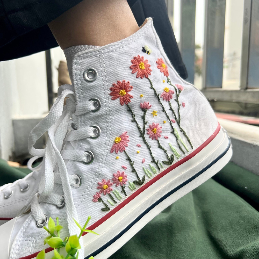 Custom Floral Embroidered Shoes, Handmade Embroidered Converse, Converse Custom, Converse Wreath Flower, Custom Flower Chuck Taylor 1970s - 6.jpg