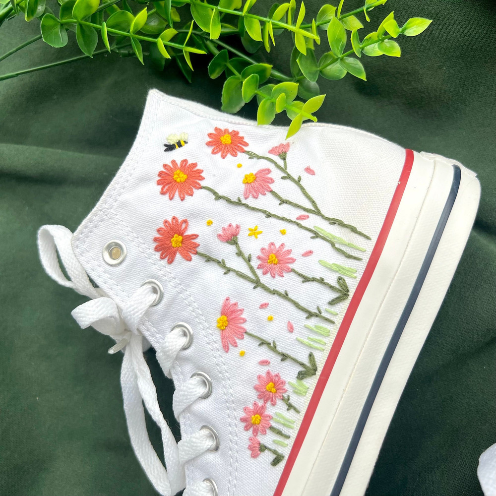 Custom Floral Embroidered Shoes, Handmade Embroidered Converse, Converse Custom, Converse Wreath Flower, Custom Flower Chuck Taylor 1970s - 7.jpg