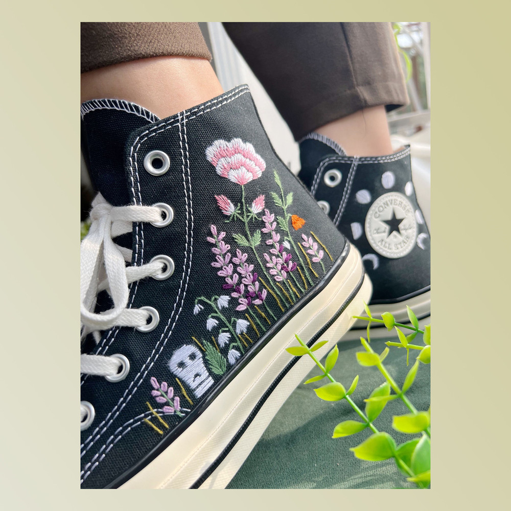 Custom Floral Embroidered Shoes, Handmade Embroidered Converse, Converse Custom, Converse Wreath Flower, Custom Flower Chuck Taylor 1970s - 1.jpg
