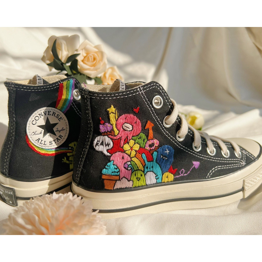 Custom Floral Embroidered Shoes, Handmade Embroidered Converse, Converse Custom, Converse Wreath Flower, Custom Flower Chuck Taylor 1970s - 2.jpg