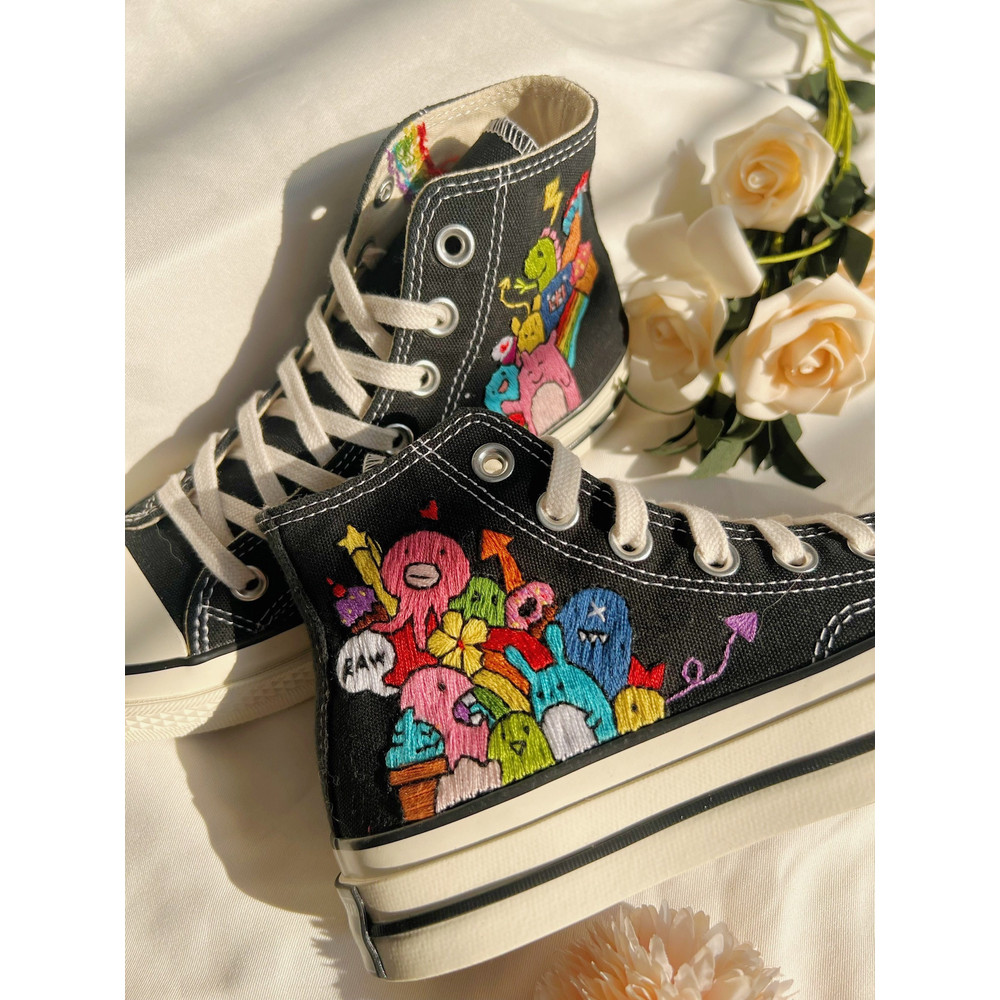 Custom Floral Embroidered Shoes, Handmade Embroidered Converse, Converse Custom, Converse Wreath Flower, Custom Flower Chuck Taylor 1970s - 4.jpg