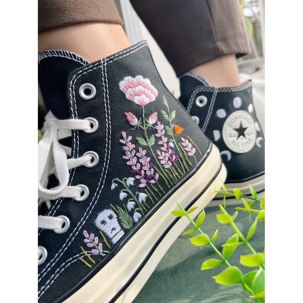 Custom Floral Embroidered Shoes, Handmade Embroidered Converse, Converse Custom, Converse Wreath Flower, Custom Flower Chuck Taylor 1970s - 2.jpg