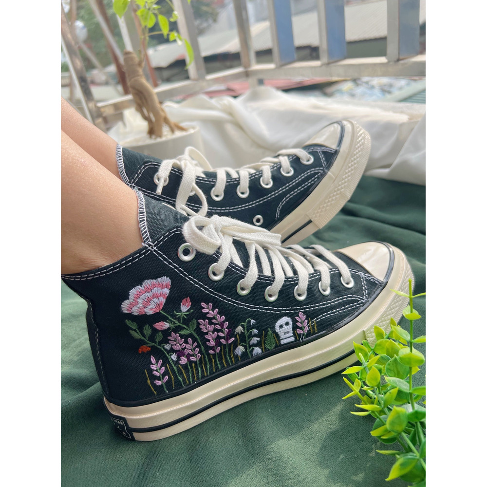 Custom Floral Embroidered Shoes, Handmade Embroidered Converse, Converse Custom, Converse Wreath Flower, Custom Flower Chuck Taylor 1970s - 4.jpg