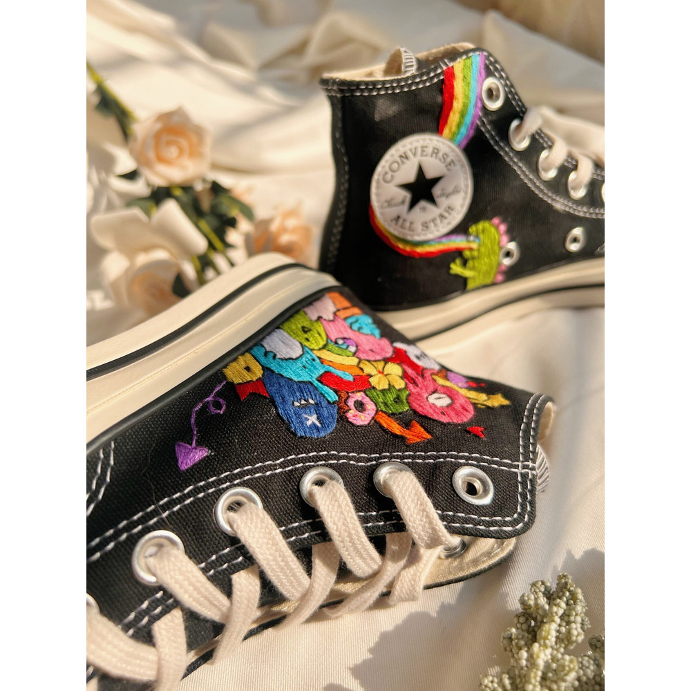 Custom Floral Embroidered Shoes, Handmade Embroidered Converse, Converse Custom, Converse Wreath Flower, Custom Flower Chuck Taylor 1970s - 5.jpg