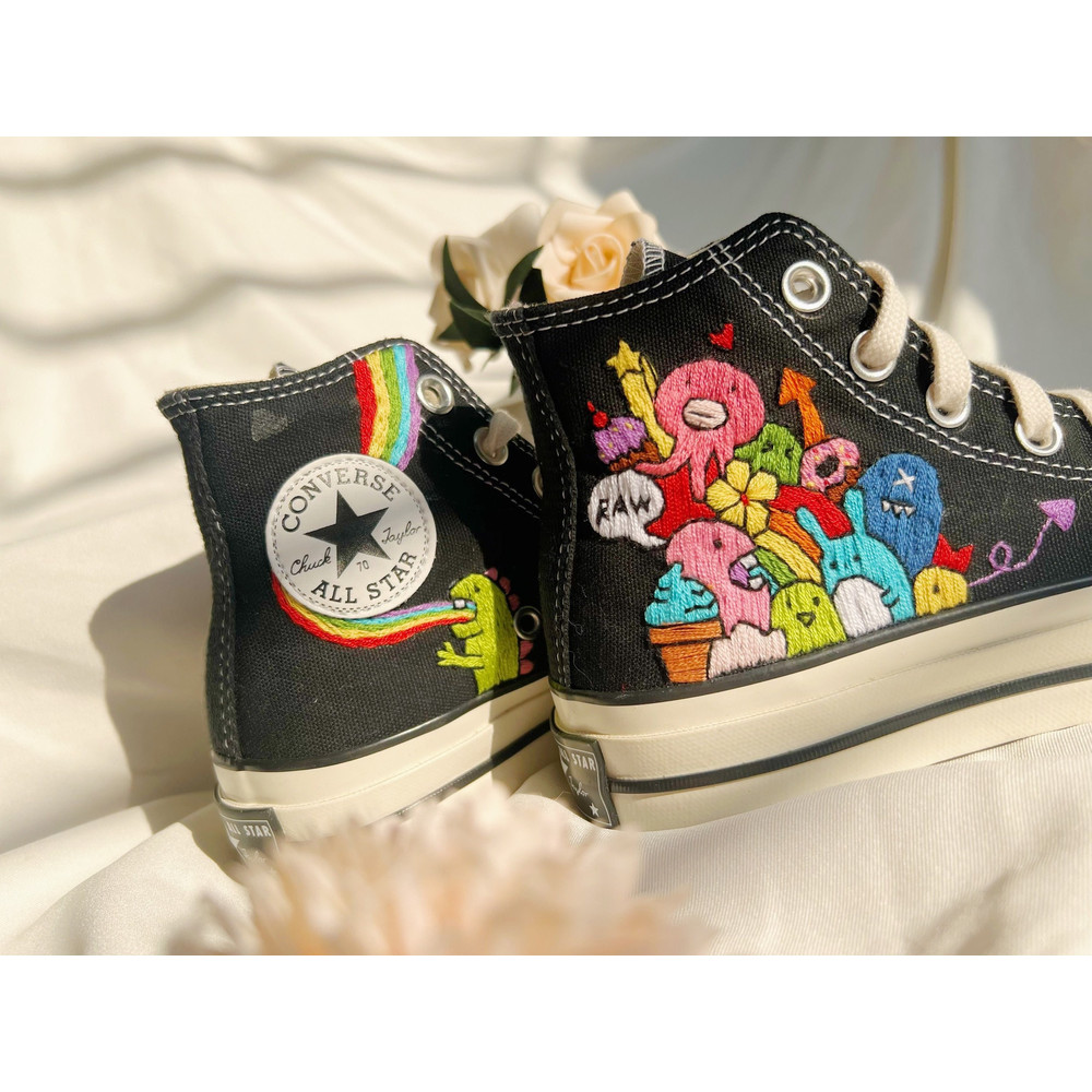 Custom Floral Embroidered Shoes, Handmade Embroidered Converse, Converse Custom, Converse Wreath Flower, Custom Flower Chuck Taylor 1970s - 6.jpg